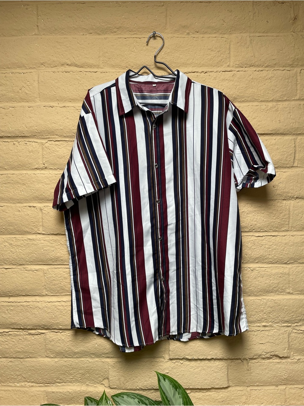 Men's Short Sleeve Vertical Stripe Shirt - White & Burgundy